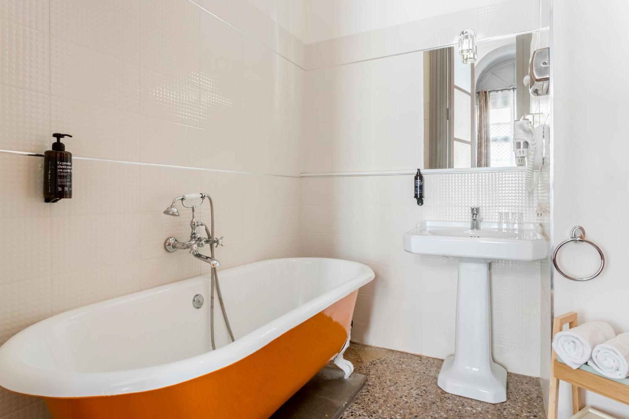Superior One-Bedroom Apartment